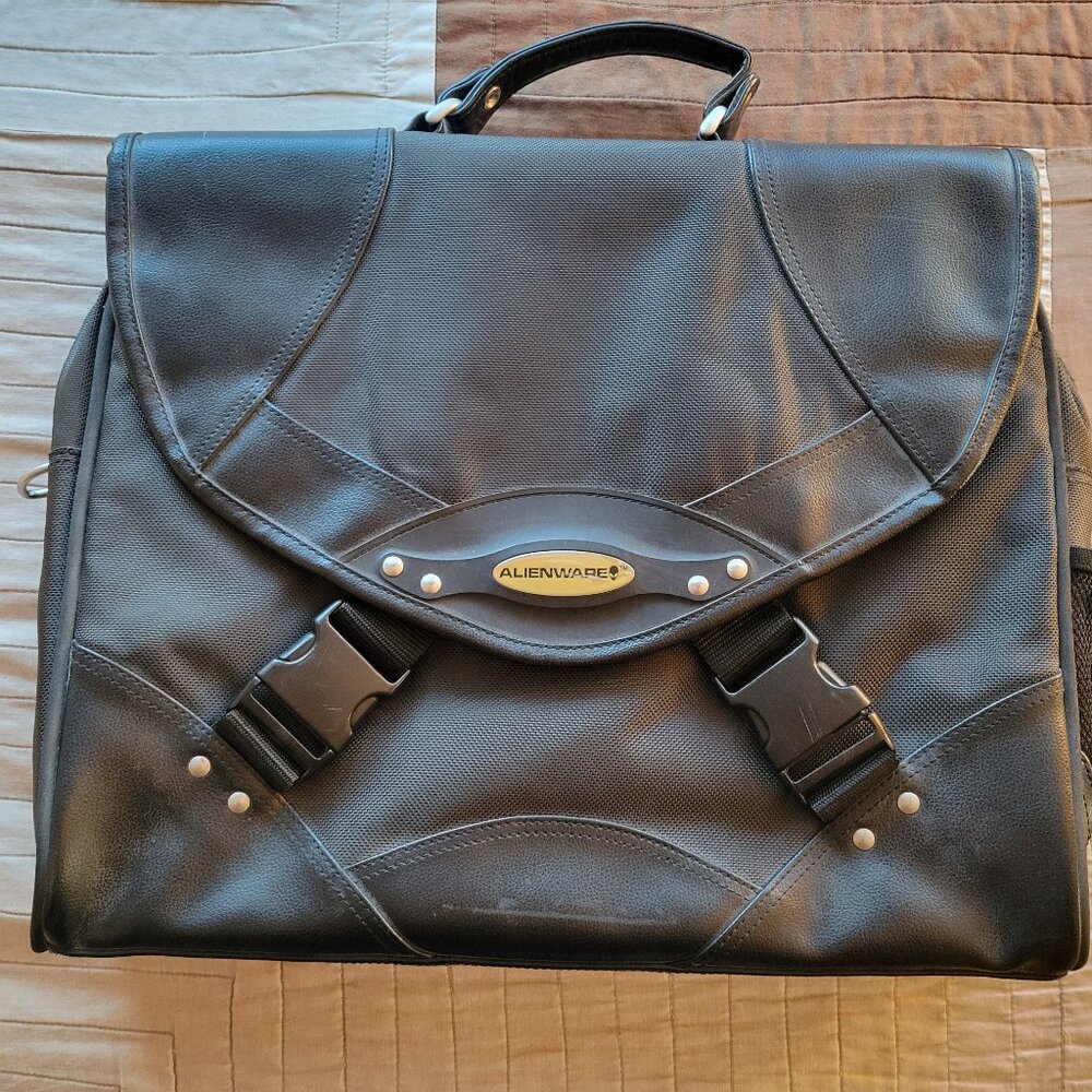 Alienware branded laptop shoulder/messenger bag by Mobile Edge